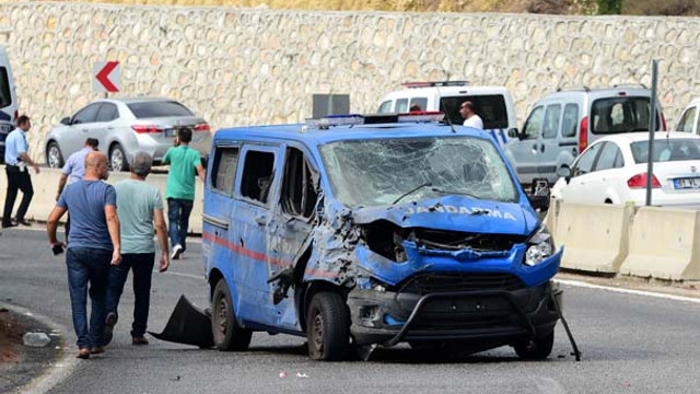 Antalyada askeri araca saldırı: 3 yaralı