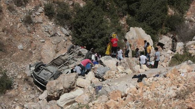 Hatayda minibüs uçuruma yuvarlandı! 8 kişi hayatını kaybetti