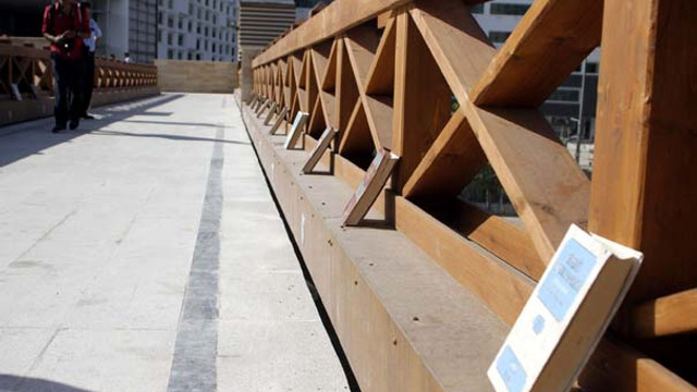 Antalyada bir üst geçitte FETÖ kitapları bulundu