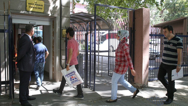 Adalet Bakanlığı önünde iş başvurusu kuyruğu