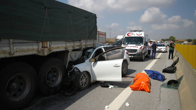 Adana'da trafik kazası: 2 ölü, 1 yaralı