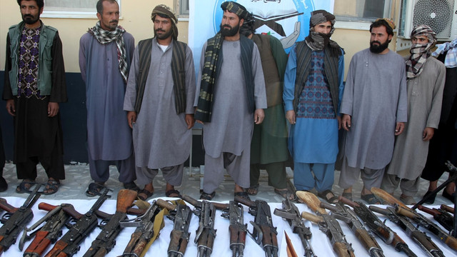 Afganistan'da 16 Taliban üyesi teslim oldu