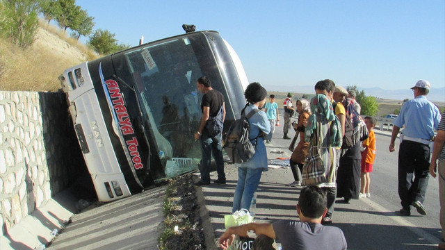 Afyonkarahisar'da otobüs şarampole devrildi: 9 yaralı