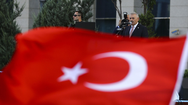 AK Parti Genel Başkanı ve Başbakan Yıldırım: İhanet çetelerine, terör örgütlerine, kısacası milletin yoluna taş koyanlara inat biz milletin yoluna baş koyduk. Allah'ın izniyle bu yoldan bizi kimse çeviremez.