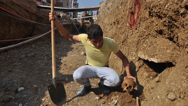 Altyapı kazı çalışmasından mezarlık çıktı