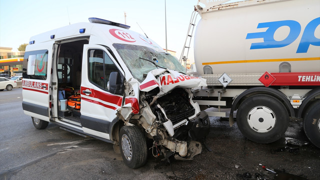Ambulans akaryakıt tankerine çarptı: 3 yaralı