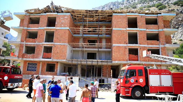 GÜNCELLEME - Antalya'da inşaatın çatısı çöktü