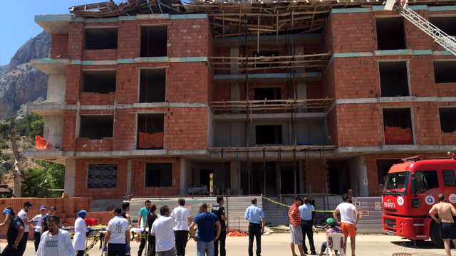 Antalya'da inşaatın çatısı çöktü