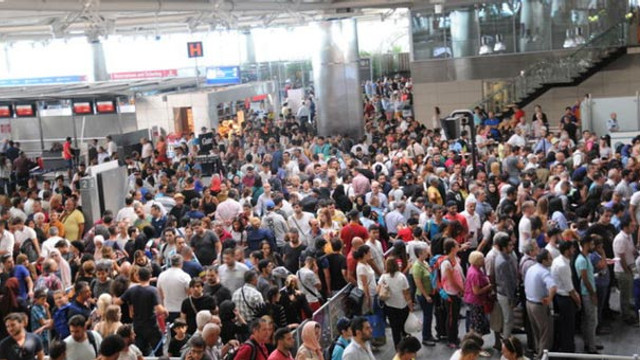 Atatürk Havalimanında pasaport kuyruğu