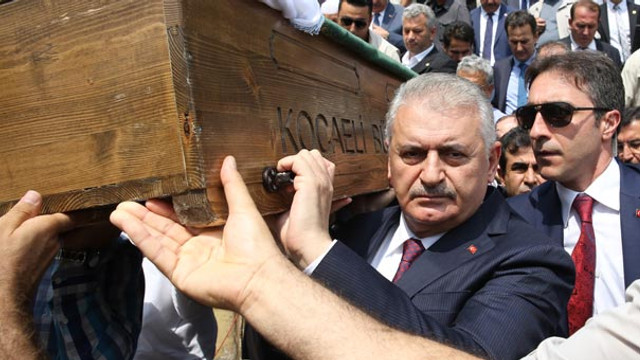 Milli Savunma Bakanı Fikri Işıkın annesi Mecbure Işık gözyaşları içinde uğurlandı