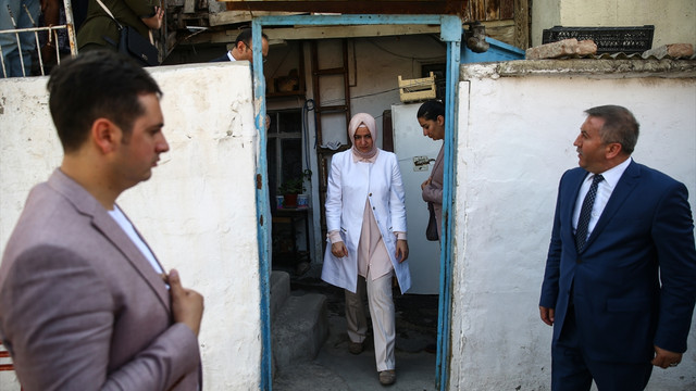 Bakan Kaya'dan şehit ailelerine taziye ziyareti