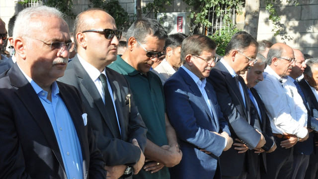 Bakan Özhaseki ve eski Başbakan Davutoğlu, cenaze törenine katıldı