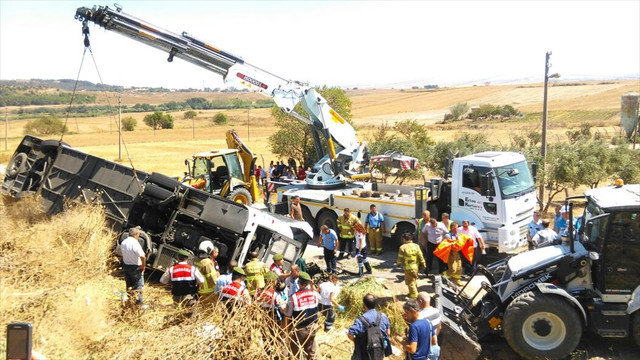 Balıkesir'de yolcu otobüsü şarampole devrildi: 2 ölü, 20 yaralı