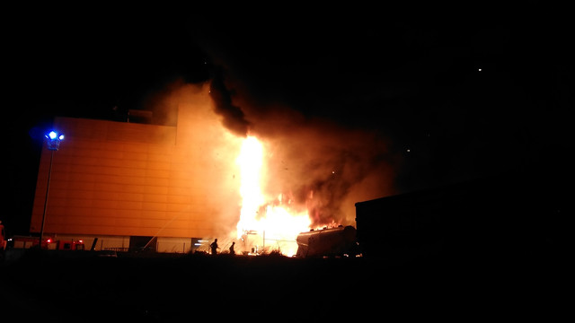 Bandırma'da alışveriş merkezinin deposunda yangın