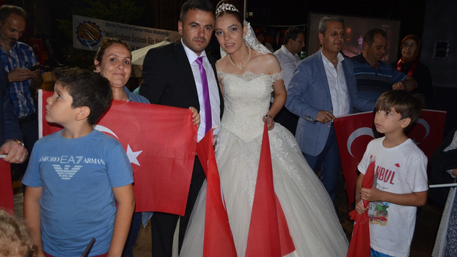 Bartın’da gelin ve damat demokrasi nöbetinde