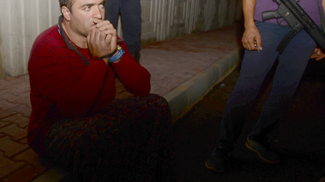 Başörtülü ve etekli erkek, polisi alarma geçirdi