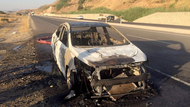 Batman'da seyir halindeki otomobil alev aldı