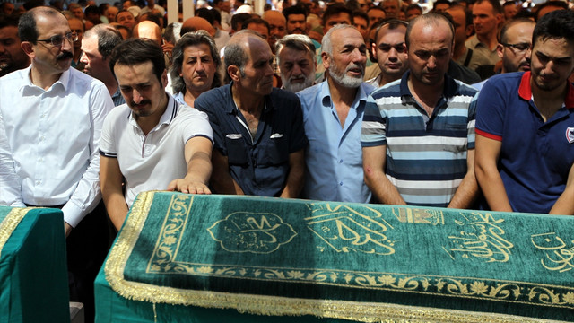 Boğulma tehlikesi geçiren çocuğu kurtarmak için denize girmişti