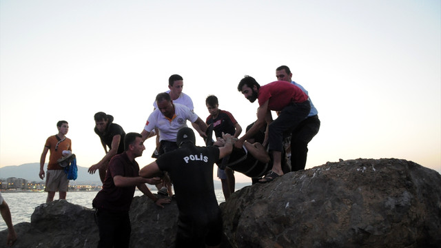 Boğulma tehlikesi geçiren çocuğu kurtarmak isterken boğuldu