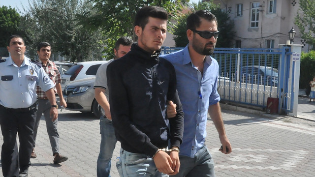 Boşanma davası açan eşi ile kayınvalidesini bıçakladı