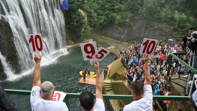 Bosna'daki Jajce şelalesinden atlama yarışları yapıldı