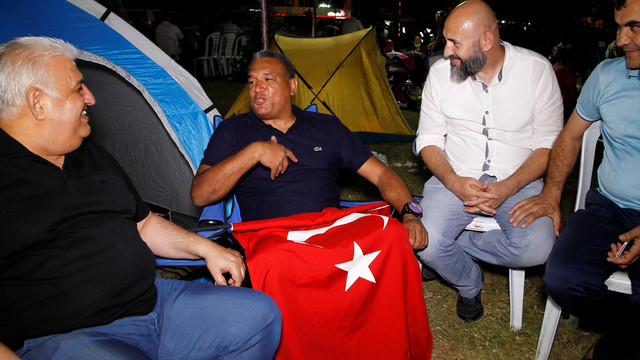 Brezilyalı Ökkeş demokrasi nöbetinde