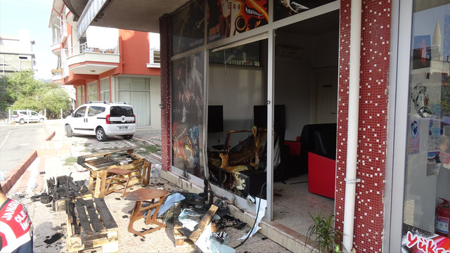 Çanakkale'de iş yerinin kundaklanma anı güvenlik kamerasında