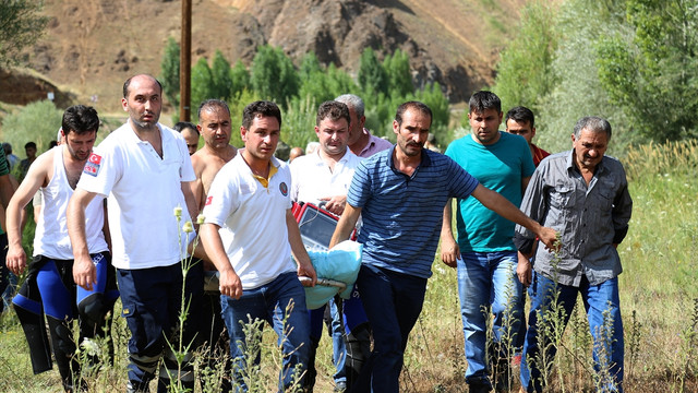 Çocuklarını kurtardı, kendisini kurtaramadı