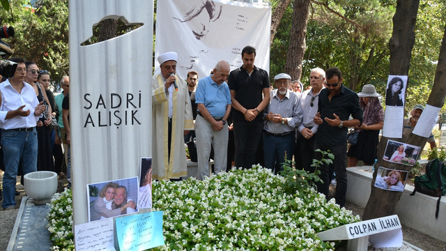 Çolpan İlhan doğum gününde mezarı başında anıldı