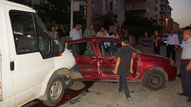 Çubuk'ta kamyonetle otomobil çarpıştı: 6 yaralı