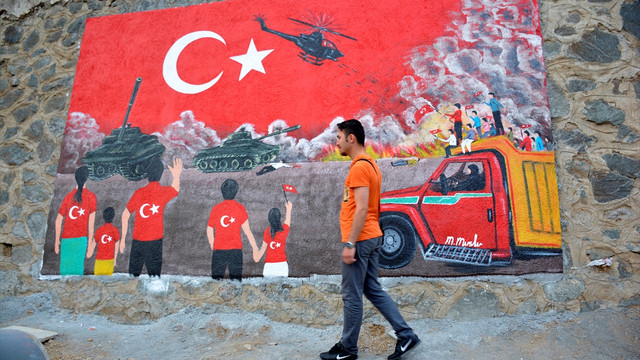 Darbe girişimi duvara resmedildi