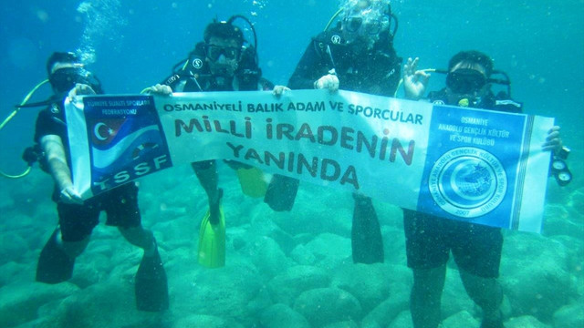 Darbe girişimine deniz altında pankartlı tepki