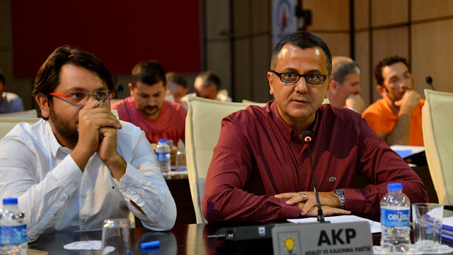 Darbe girişimine tepki için meclis toplantısında karışık oturdular