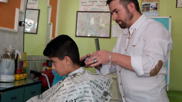 Depremi yaşayan berberden ücretsiz 17 Ağustos tıraşı