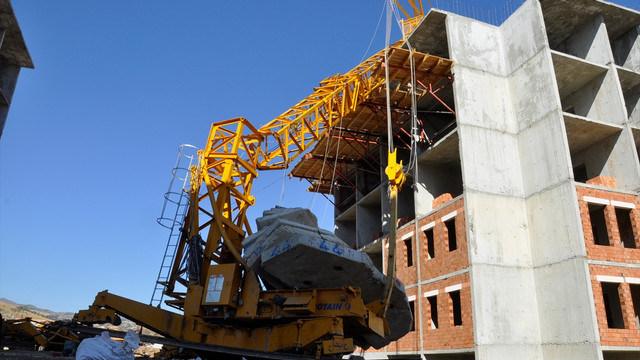 Devrilen vincin altında kalan operatör yaralandı