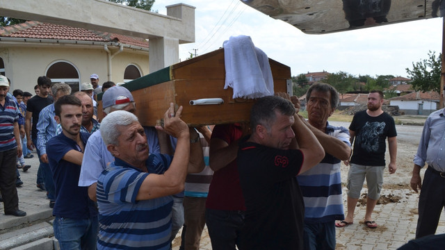 Duba üzerinde uyuyan 2 garsonun denizde kaybolması