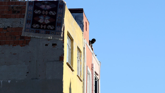 Dur ihtarına uymayan şüpheliler polise ateş açtı