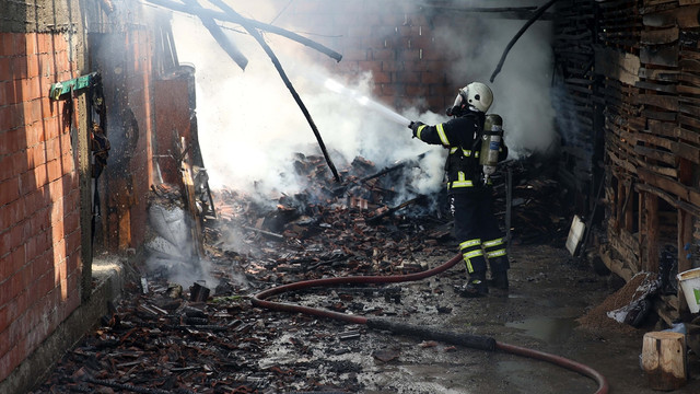 Düzce'de ahır ve samanlık yangını