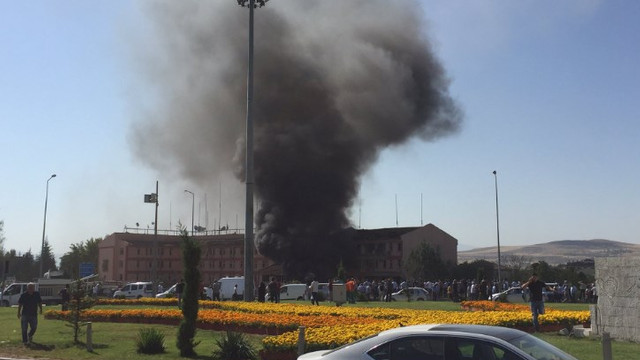 Elazığ Emniyet Müdürlüğüne bombalı araç saldırısı! 3 şehit 146 yaralı