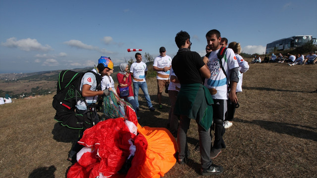 Engellilerin ''yamaç paraşütü'' keyfi