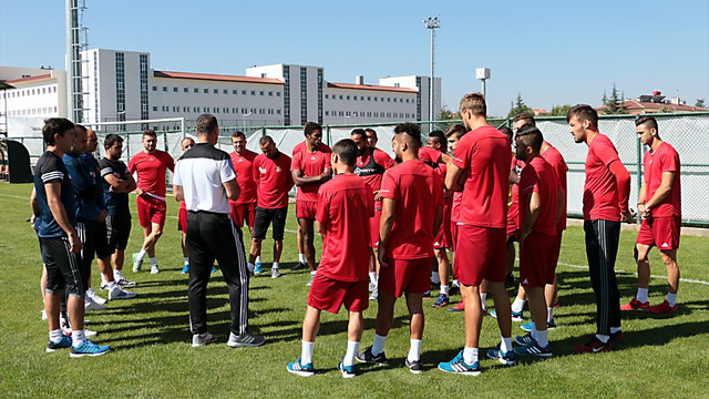 Eskişehirspor Teknik Direktörü Özalan: