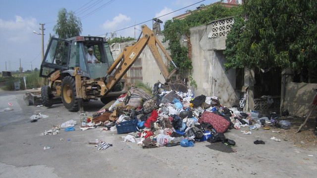 Evden iki kamyon çöp çıktı