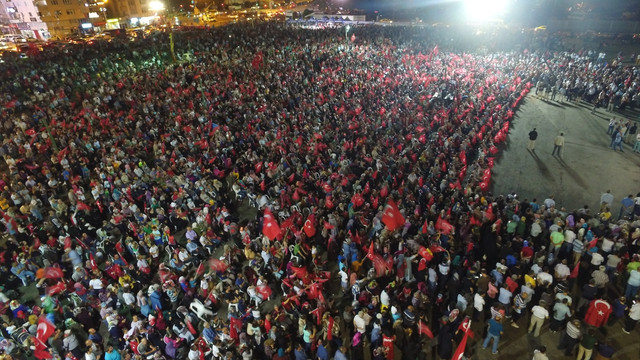Kocaelide vatandaşlar demokrasi nöbetini sürdürüyor