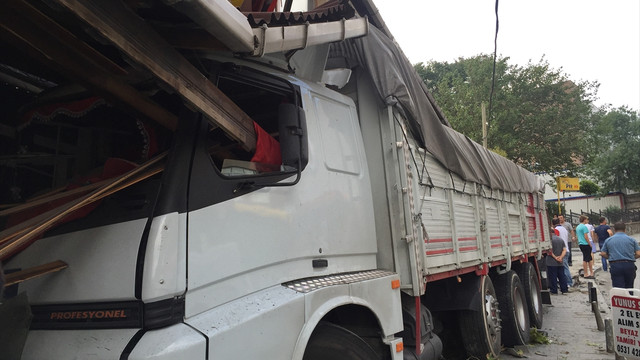 Freni boşalan kamyon, iş yerine çarparak durabildi