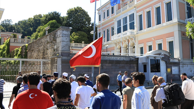 Gençlerden Avusturya'ya tepki