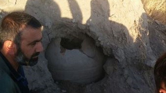 Gölde yüzmeye giden vatandaşlar tarihi eser buldu