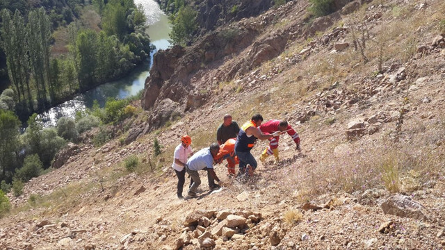 Gümüşhane'de otomobil uçuruma yuvarlandı: 2 ölü, 1 yaralı