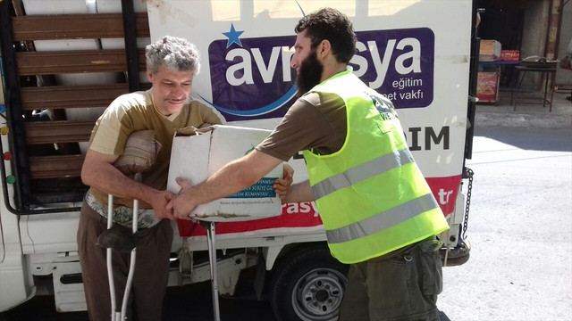 Halepli ailelere gıda yardımı