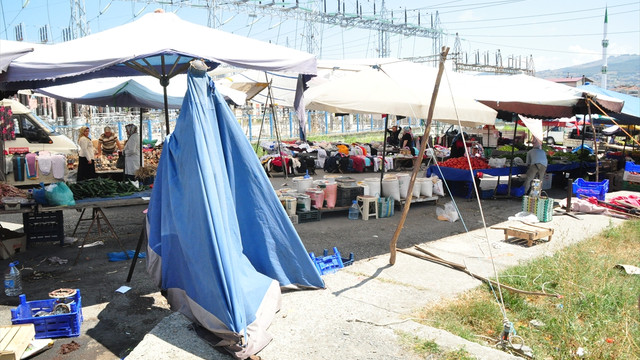 Helikopter halk pazarında alçak uçuş yaptı: 1 yaralı