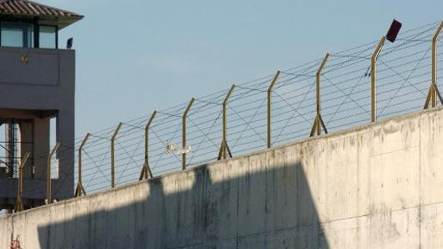 İzmirde cezaevlerinde görevli 38 kişi açığa alındı